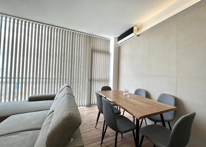 Penthouse & Apartments By The Sea Airport Airstay